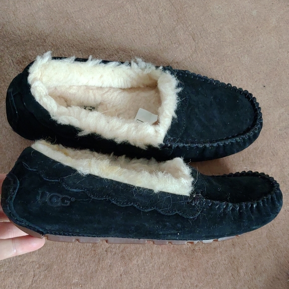 UGG Australia women's shearling slippers black suede size 6 mocasin - Picture 1 of 6